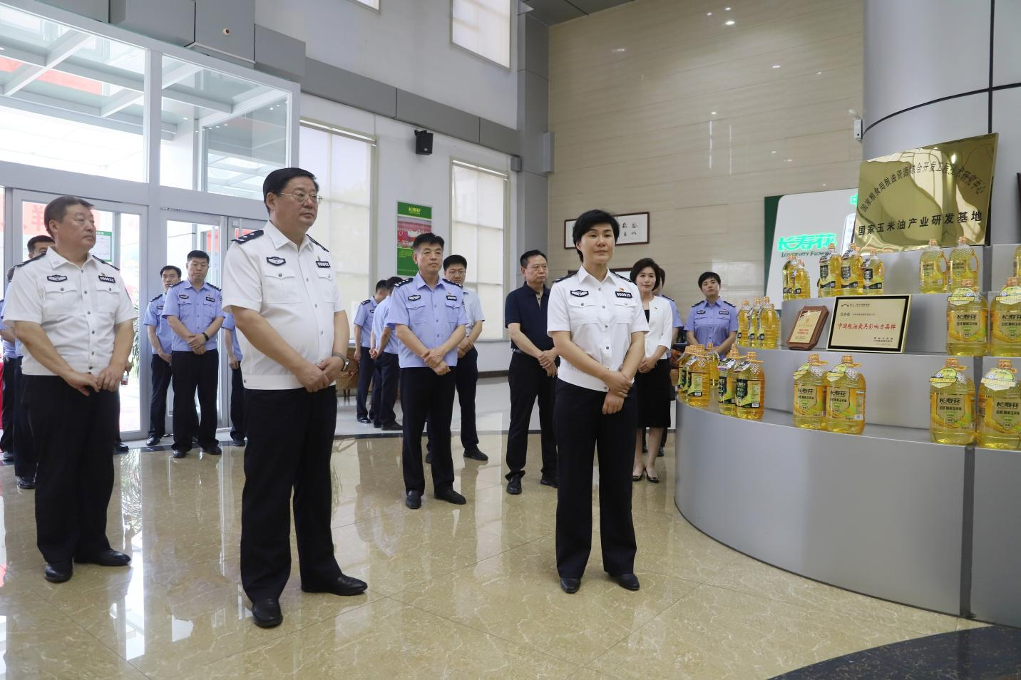 全市公安機關防范打擊民營企業(yè)內(nèi)部人員職務犯罪“礪劍?護航2024”專項行動暨經(jīng)偵重點工作推進會與會人員來山東三星集團觀摩