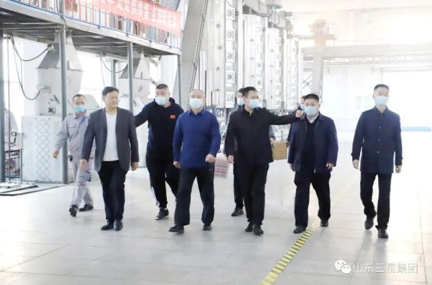 山東三星集團(tuán)董事會(huì)領(lǐng)導(dǎo)慰問(wèn)春節(jié)期間堅(jiān)守一線(xiàn)干部員工