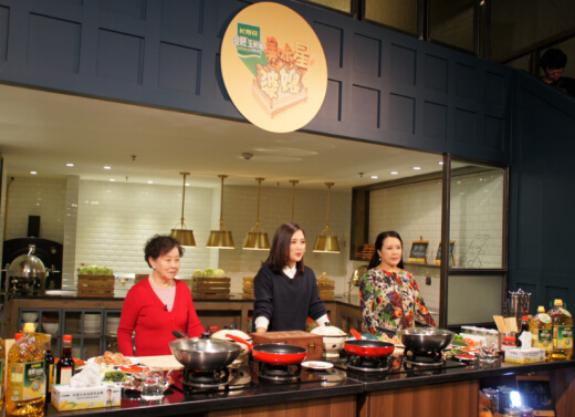 長(zhǎng)壽花金胚玉米油攜手山東衛(wèi)視《美味星婆媳》，走進(jìn)明星家庭